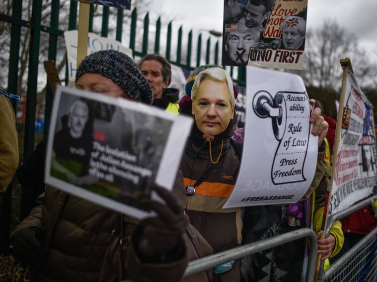 Manifestantes piden la libertad del activista Julian Assange