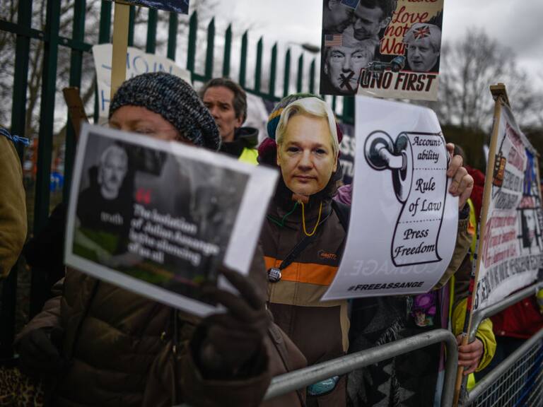 Manifestantes piden la libertad del activista Julian Assange