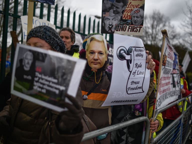 Manifestantes piden la libertad del activista Julian Assange