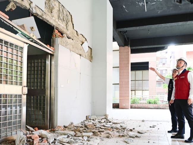 El terremoto de magnitud 7.4 en la costa este de Taiwán provocó graves daños a las estructuras de la ciudad de Hualien.