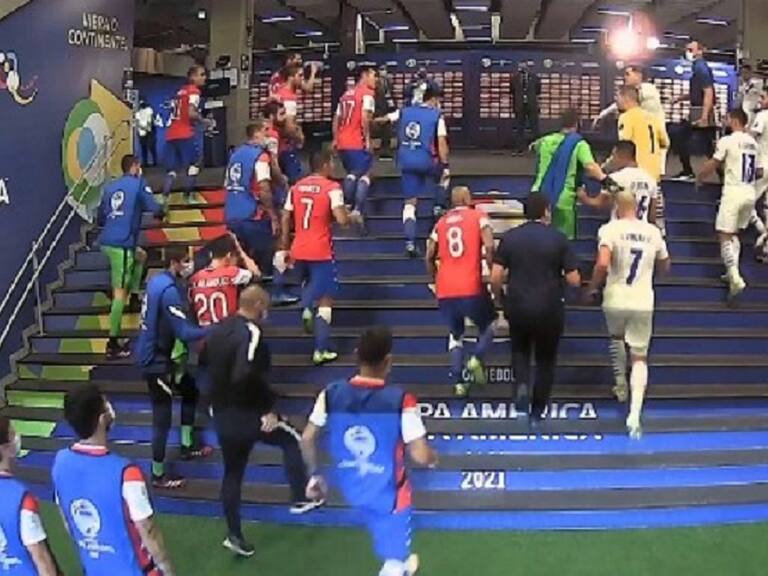 Gary Medel y Arturo Vidal se enfrascaron en una fuerte discusión con el plantel paraguayo camino al camarín