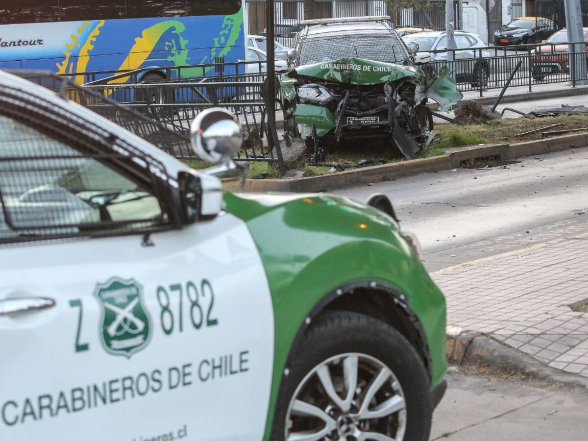 Persecución policial termina con dos carabineros heridos: chocaron patrulla en Renca y delincuentes se dieron a la fuga