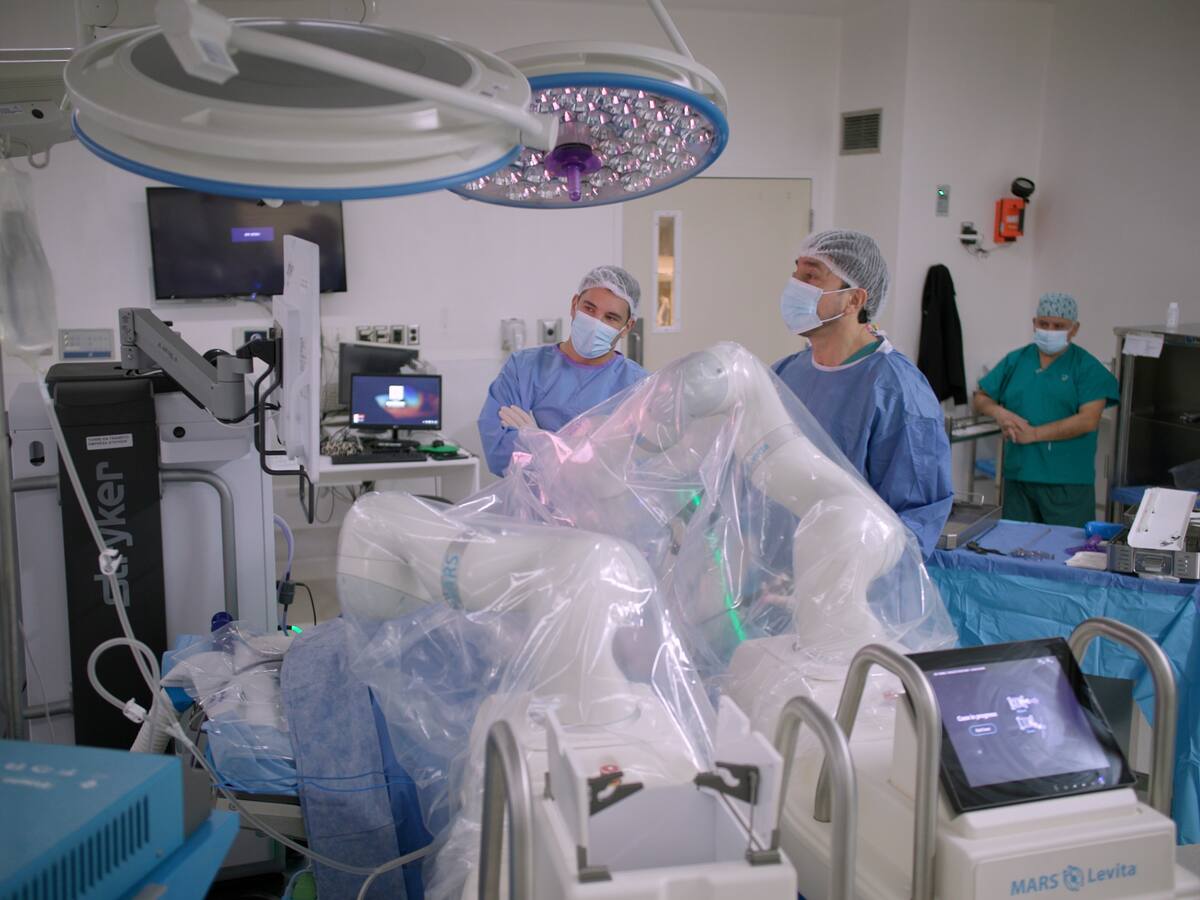 Hito para la medicina en Chile: realizan la primera cirugía autónoma guiada por IA y este fue el resultado