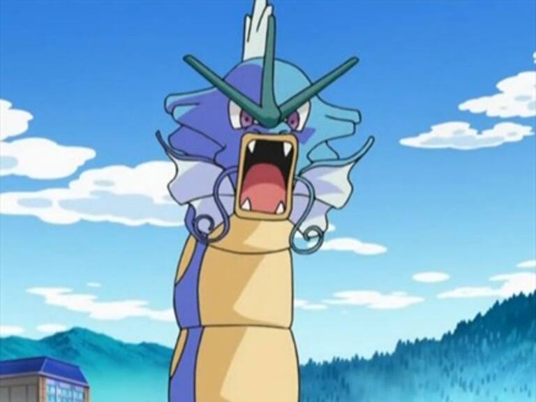 Peruanos se metieron al mar para atrapar un Gyarados