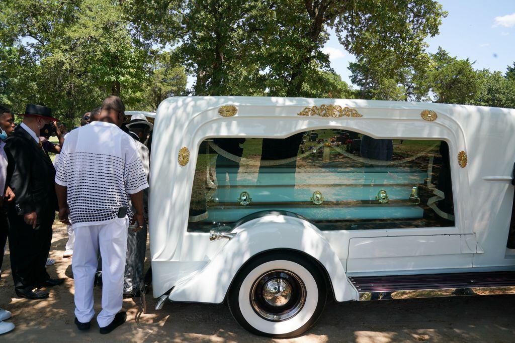 Trabajadores realizan el funeral de una víctima del Covid-19 en EEUU