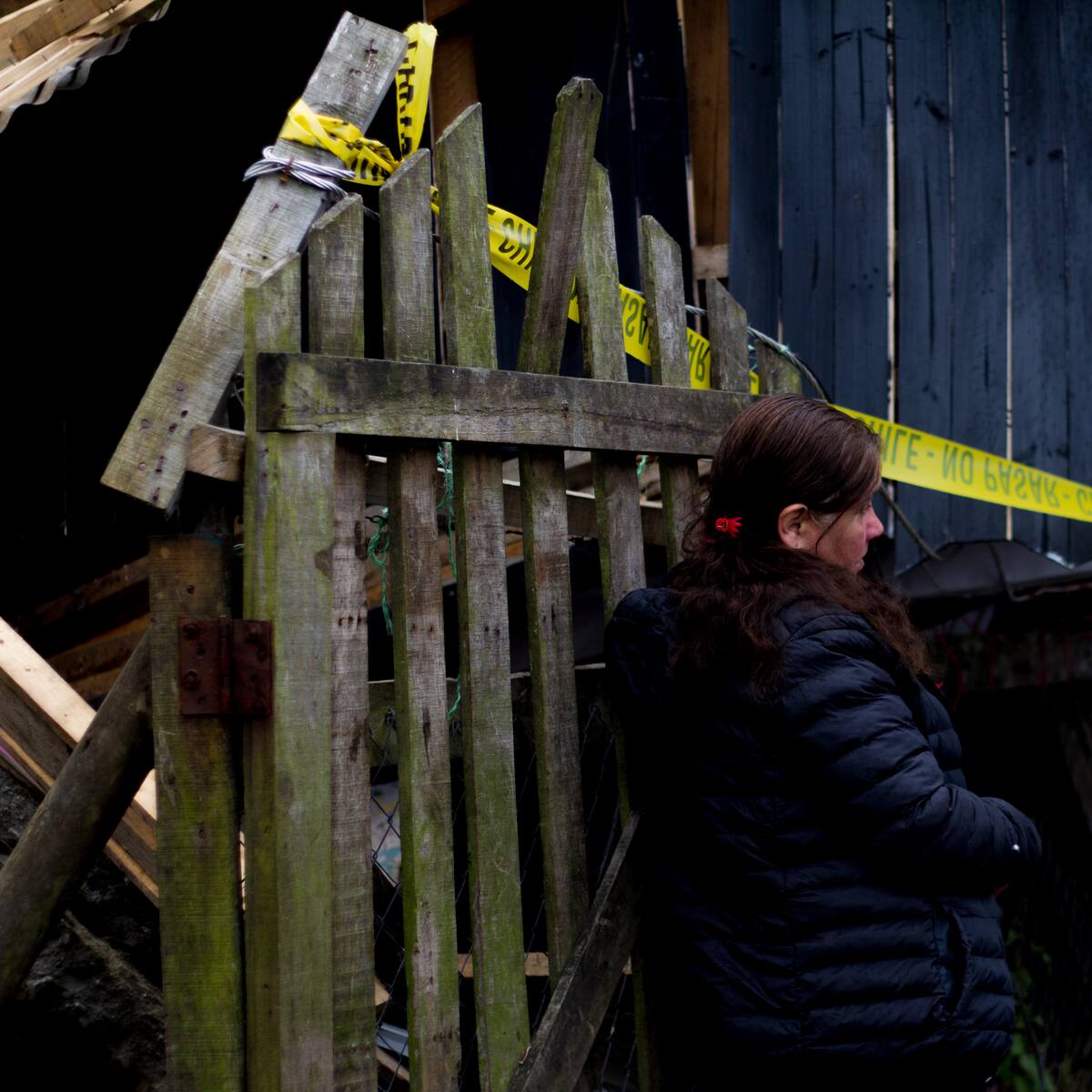 “Me dijeron que mi casa iba a caer al río”: el crudo relato de vecina de cuya vivienda quedó al borde del acantilado en Quellón