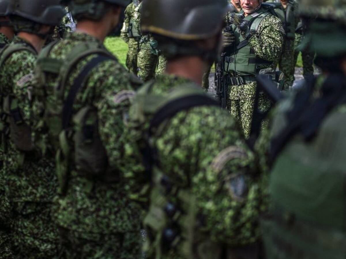 En Colombia indagan a exjefe del ejército por eventual vínculo con paramilitares y narcos