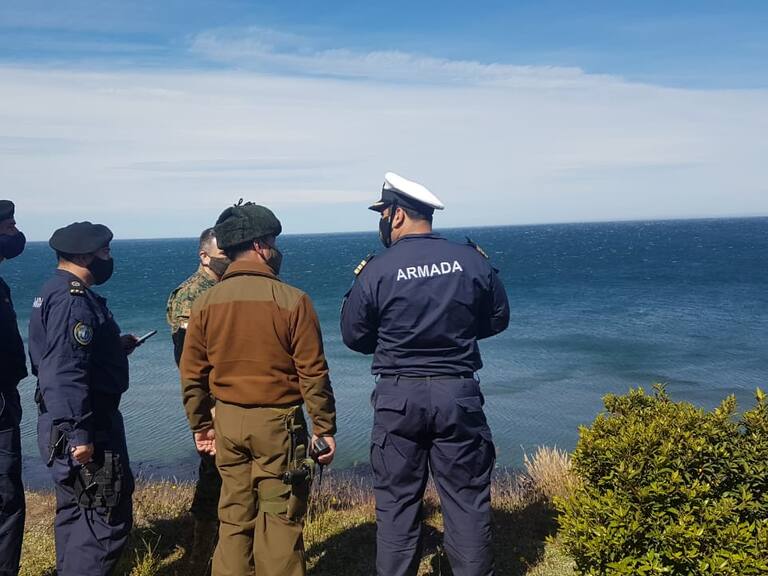 Intensa búsqueda de funcionario del Ejército desaparecido en el Estrecho de Magallanes