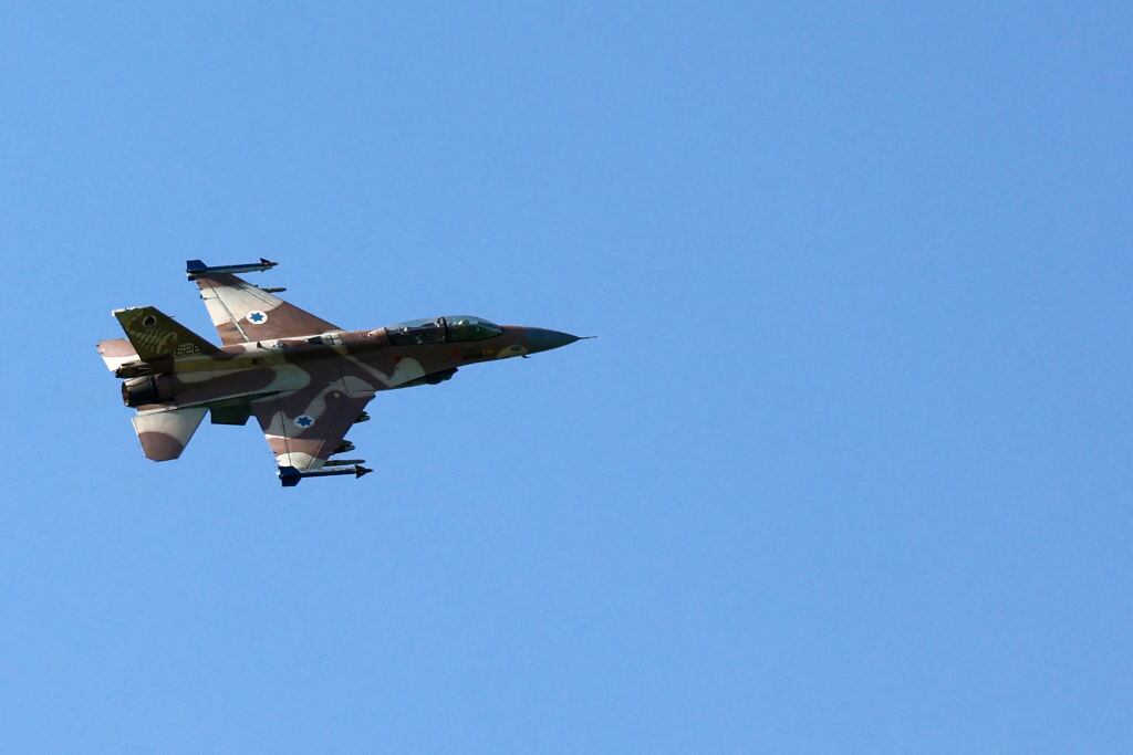Un jet de combate de la fuerza aérea de Israel vuela sobre Líbano cerca de la frontera con Israel y luego de lanzar un ataque aéreo.