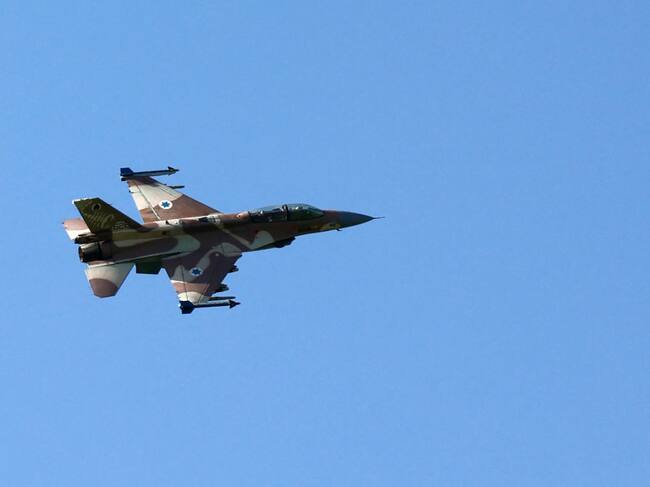 Un jet de combate de la fuerza aérea de Israel vuela sobre Líbano cerca de la frontera con Israel y luego de lanzar un ataque aéreo.