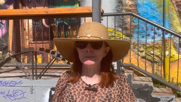 “Es glorioso aquí”: Presentadora de TV inglesa alucina con Valparaíso y Santiago