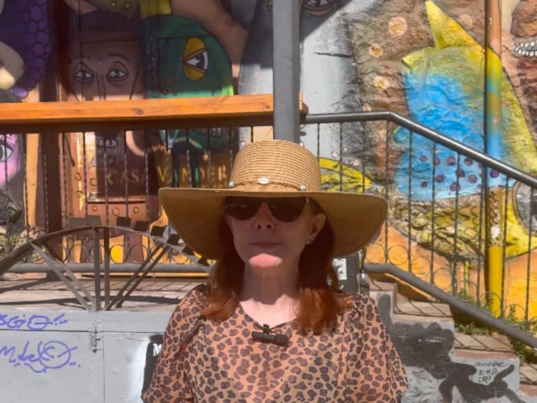 “Es glorioso aquí”: Presentadora de TV inglesa alucina con Valparaíso y Santiago