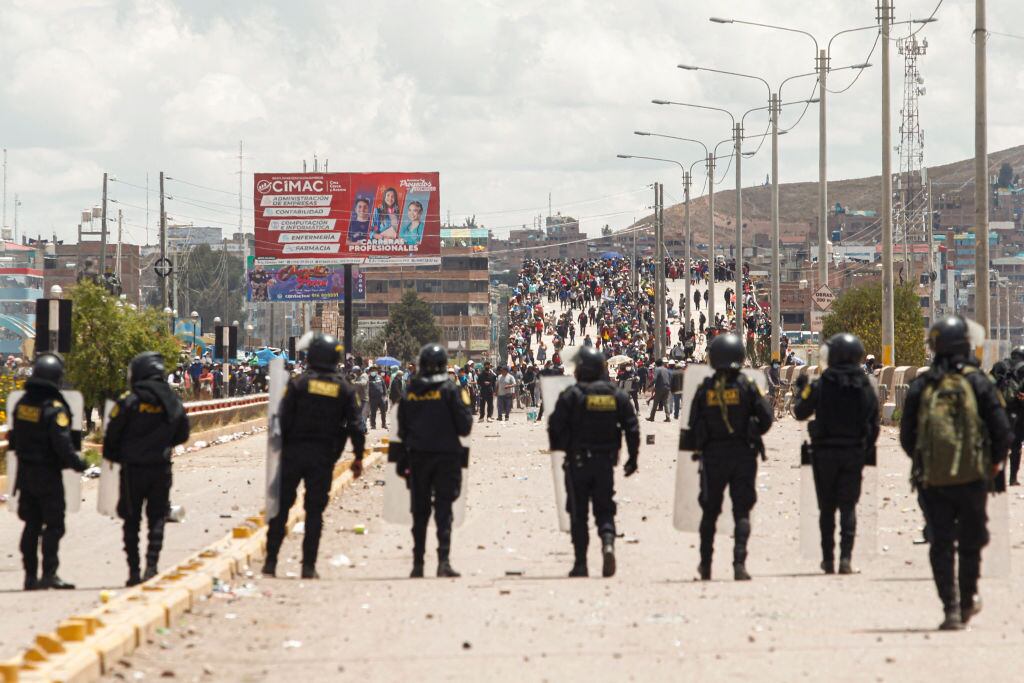 Policías cierran el paso a manifestantes en la ciudad de Juliaca en Perú