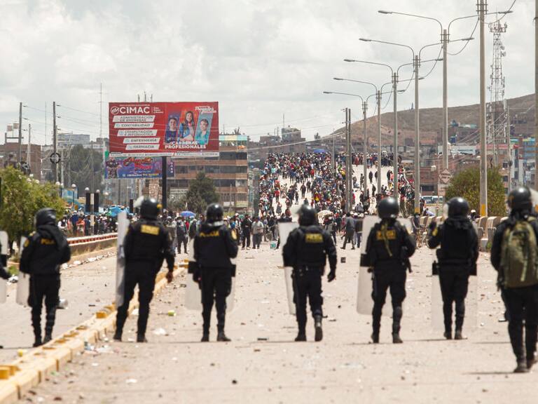 Policías cierran el paso a manifestantes en la ciudad de Juliaca en Perú
