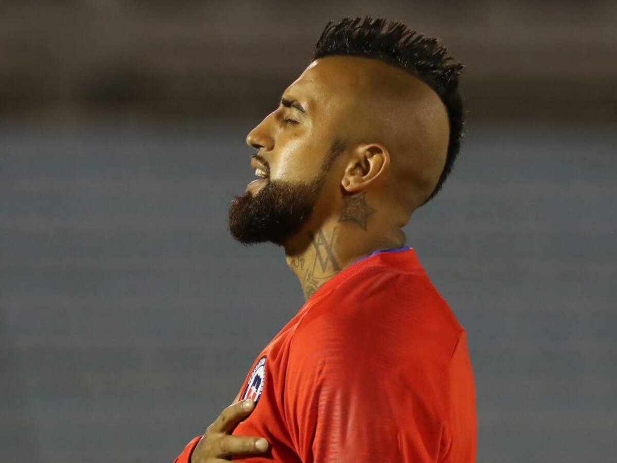 Con beso al escudo: La emoción de Arturo Vidal al cantar el himno de Chile
