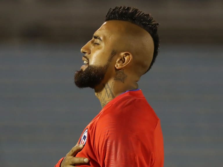 MONTEVIDEO, URUGUAY - OCTOBER 08: Arturo Vidal of Chile sings the national anthem prior to a match between Uruguay and Chile as part of South American Qualifiers for Qatar 2022 at Centenario Stadium on October 08, 2020 in Montevideo, Uruguay. (Photo by Raul Martinez -Pool/Getty Images)