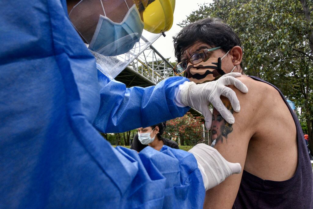Trabajador de la salud coloca una vacuna contra el Covid-19 en Bogotá