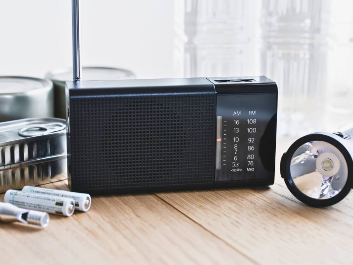 Corte de luz: ¿Cuánto cuestan las radios a pila y en qué hay que fijarse para elegir la mejor opción?