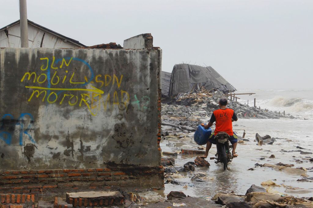 Una calle destruida por el mar en Indonesia