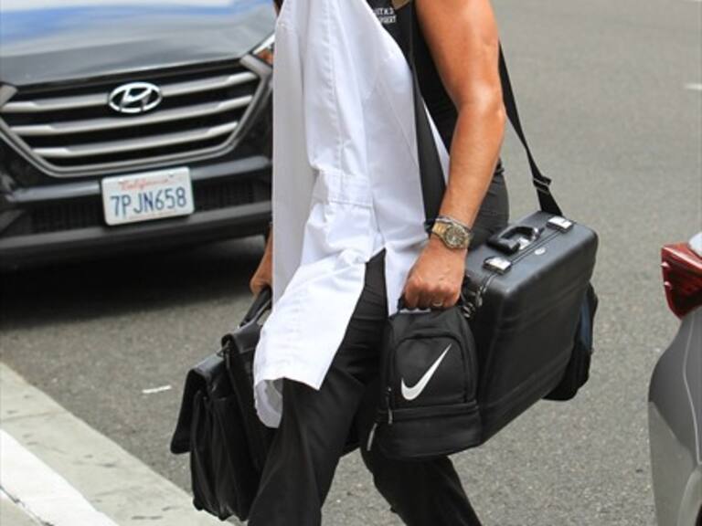 «Cirujano de las estrellas» contó cómo realizaba operaciones que triplicaban tamaño de «micro penes»