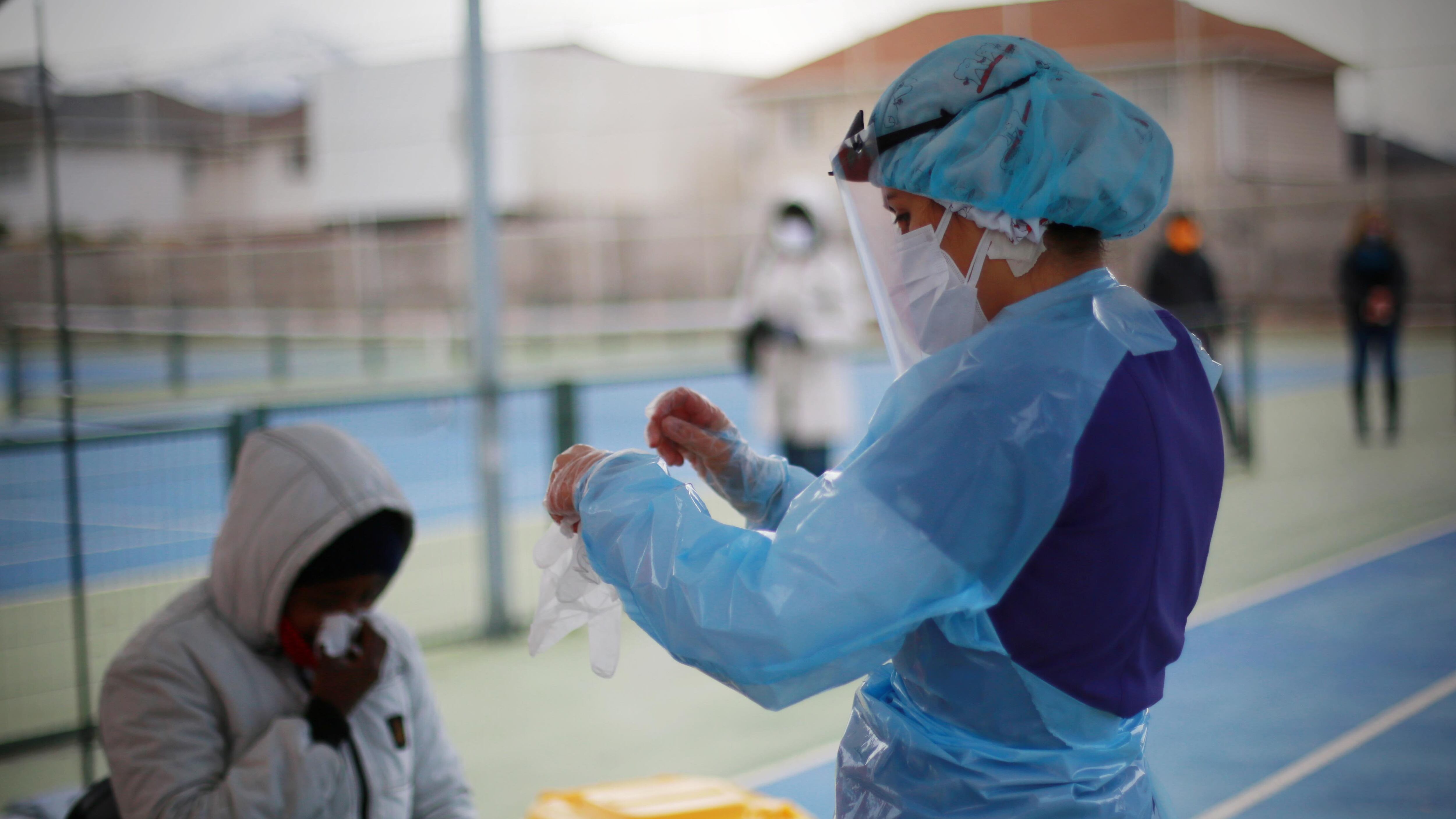10 de Julio de 2020/SANTIAGO
Funcionaria de la salud se prepara para realizar examen a una mujer, durante que la municipalidad de Puente Alto realiza test PCR para la detección del COVID 19 a trabajadores de ferias libres en la comuna , donde son aprox. 2.550 personas que trabajan en el rubro de los alimentos.
FOTO: JOSE FRANCISCO ZUÑIGA/AGENCIAUNO