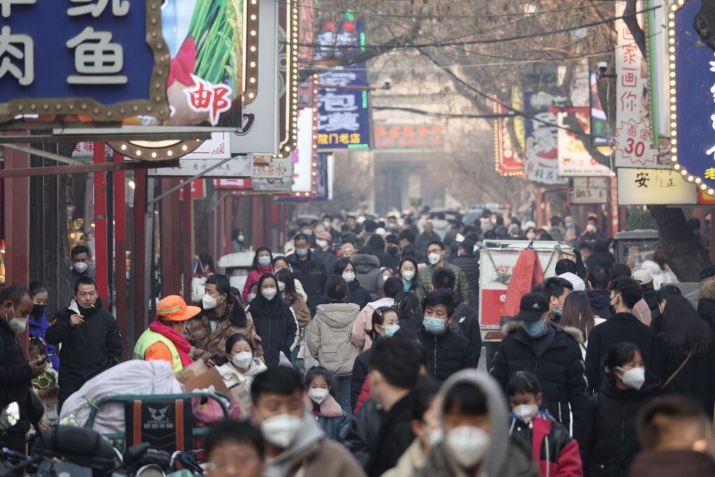 Las personas caminan con mascarillas en la ciudad de Xi An en China