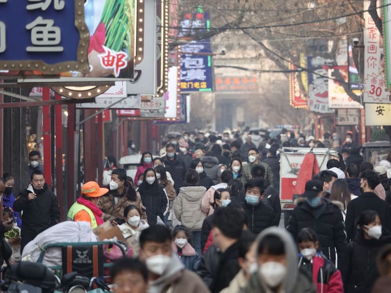 Las personas caminan con mascarillas en la ciudad de Xi An en China