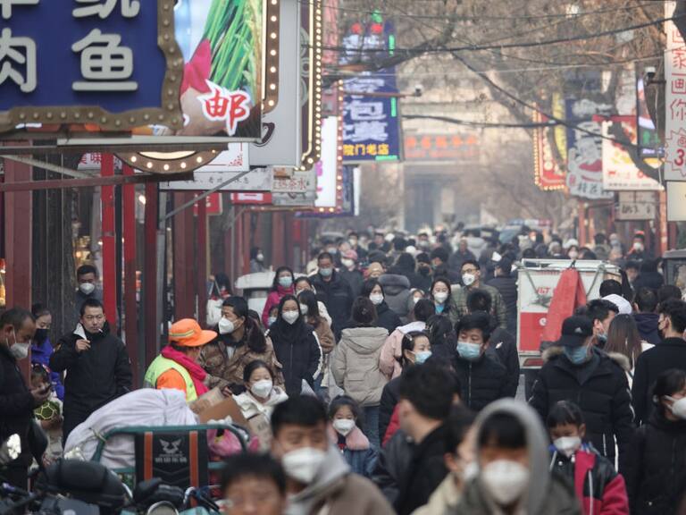 Las personas caminan con mascarillas en la ciudad de Xi An en China