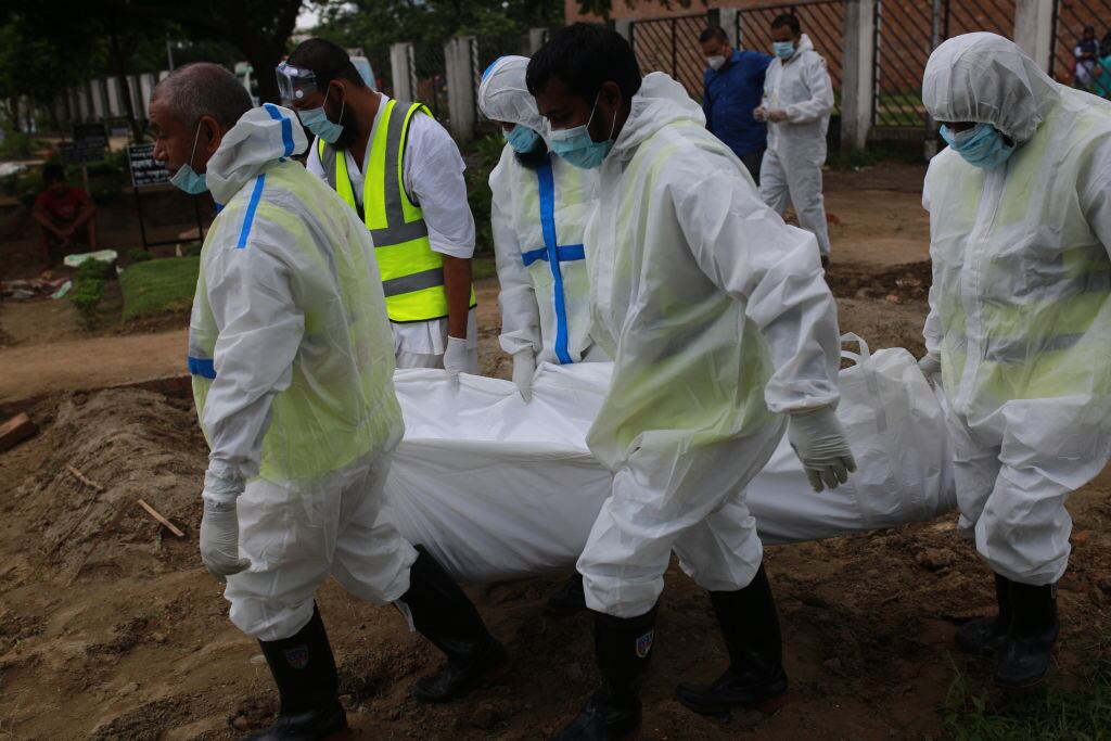 Trabajadores llevan a víctima del Covid-19 en Bangladés