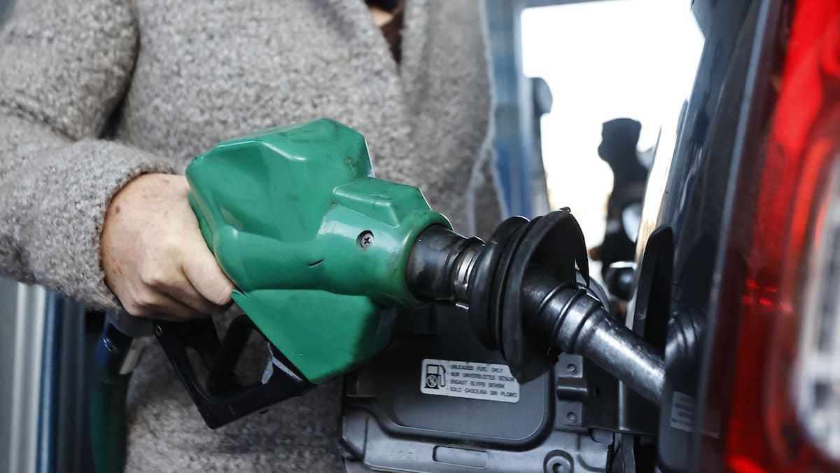 Bencinas volverían a subir esta semana en Chile: proyectan alza de hasta $63 por litro