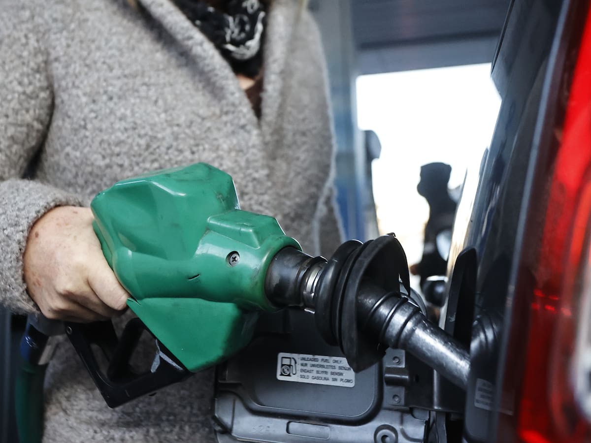 Bencinas volverían a subir esta semana en Chile: proyectan alza de hasta $63 por litro