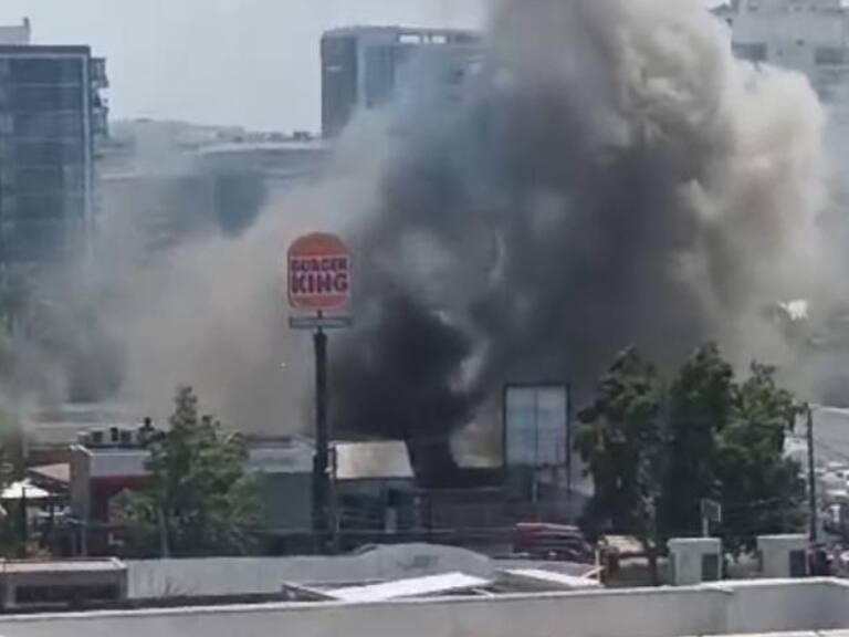 Voraz incendio afecta local comercial de servicentro en Ñuñoa: Bomberos controló la propagación del fuego