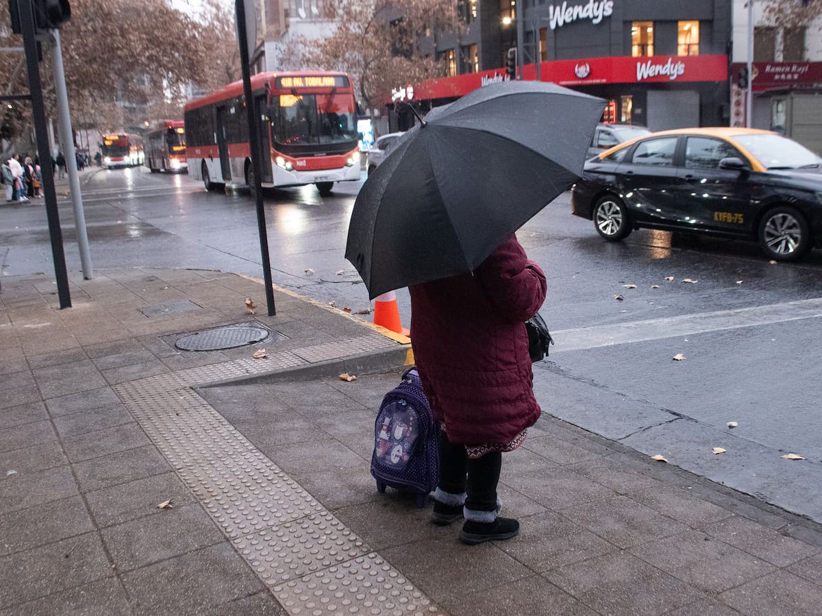 Esta semana vuelve la lluvia a Santiago: ¿Qué día comienzan las precipitaciones en la RM y cuánto durarán?