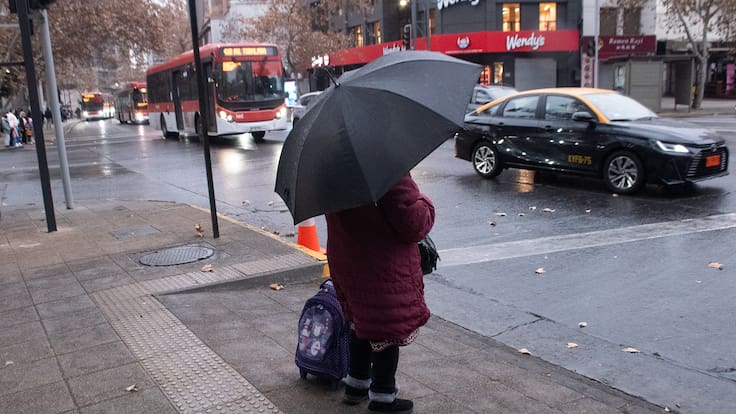 Esta semana vuelve la lluvia a Santiago: ¿Qué día comienzan las precipitaciones en la RM y cuándo durarán?