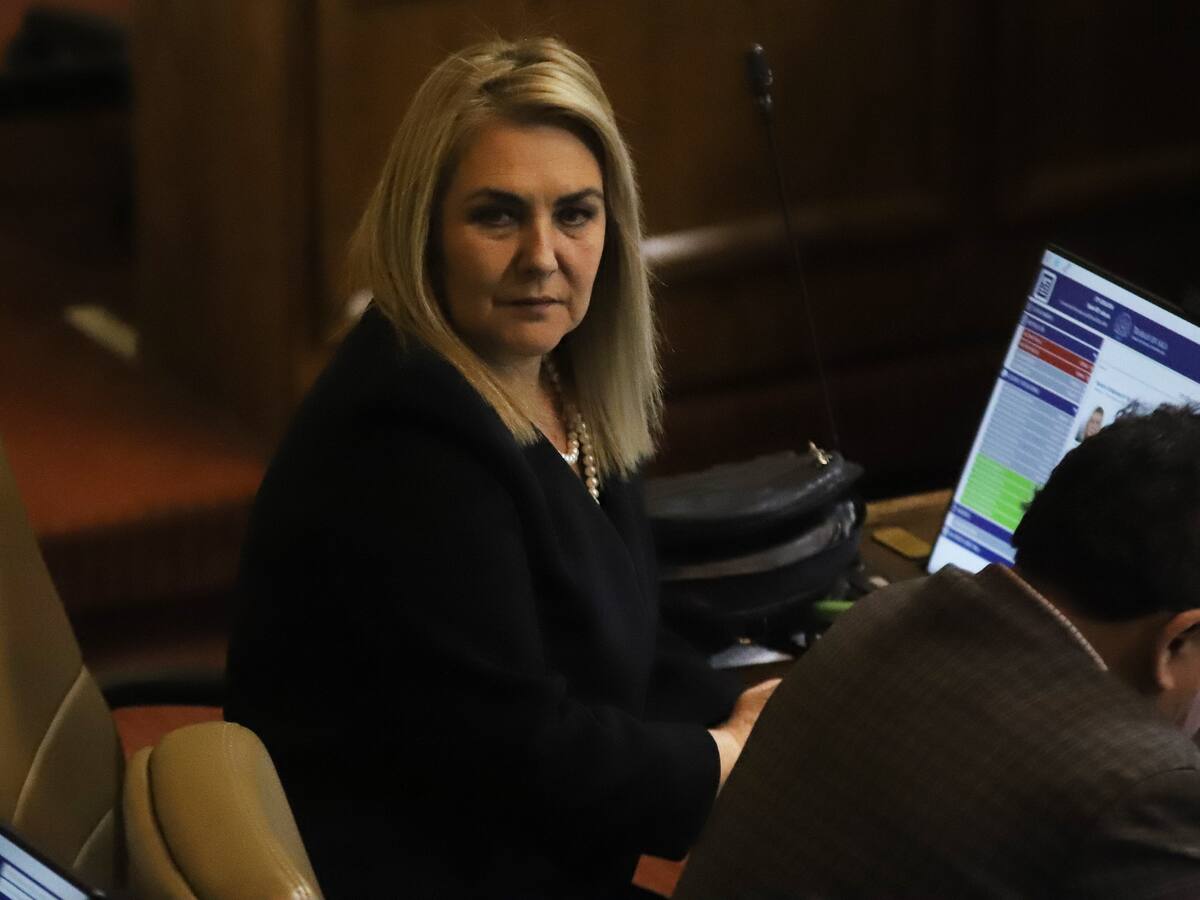 Pamela Jiles provoca duras criticas por su voto en reforma de pensiones: “La ‘abuela de los sin monea’, dejándolos sin moneas”