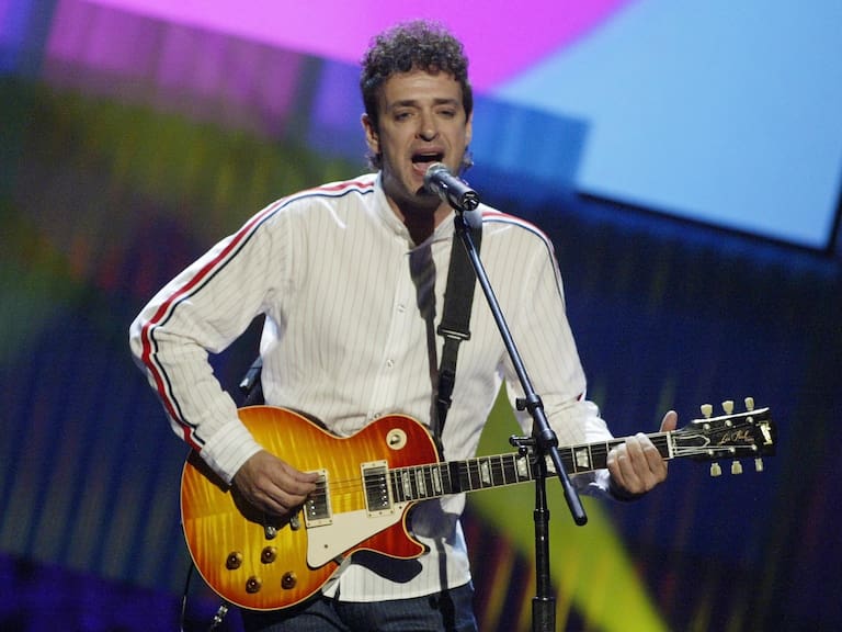 MIAMI - OCTOBER 23:  Gustavo Cerati performs onstage at the MTV Video Music Awards Latin America 2003 at the Jackie Gleason Theater on October 23, 2003 in Miami, Florida. (Photo by Frank Micelotta/Getty Images)