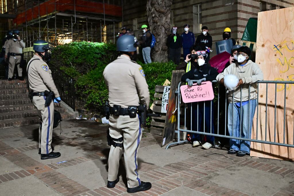 Los oficiales de policía se preparan para desalojar a los estudiantes que protestan en la UCLA de Los Angeles en California de Estados Unidos.