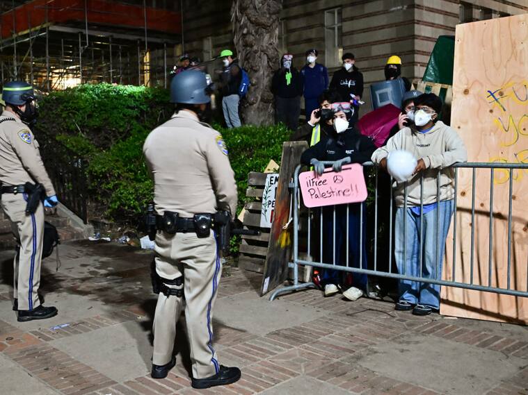 Los oficiales de policía se preparan para desalojar a los estudiantes que protestan en la UCLA de Los Angeles en California de Estados Unidos.