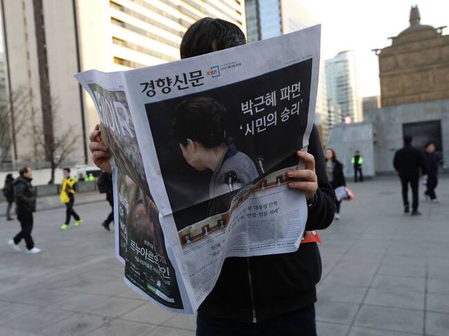 Los ciudadanos de Corea se informan del impeachment de Park Geun-Hye en Marzo de 2017
