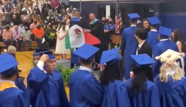 Negaron diploma a estudiante por ir vestido con la bandera mexicana