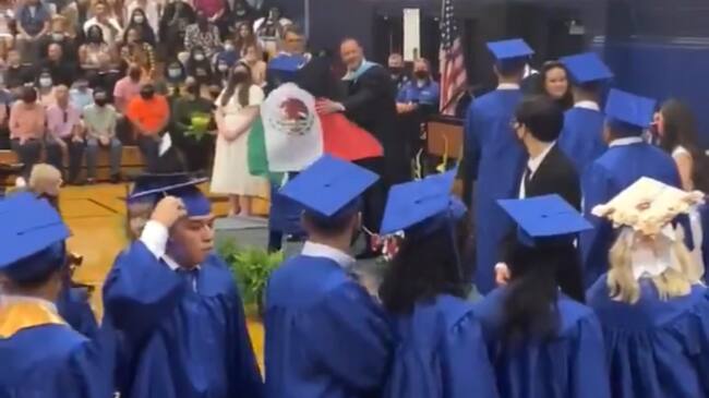 Negaron diploma a estudiante por ir vestido con la bandera mexicana