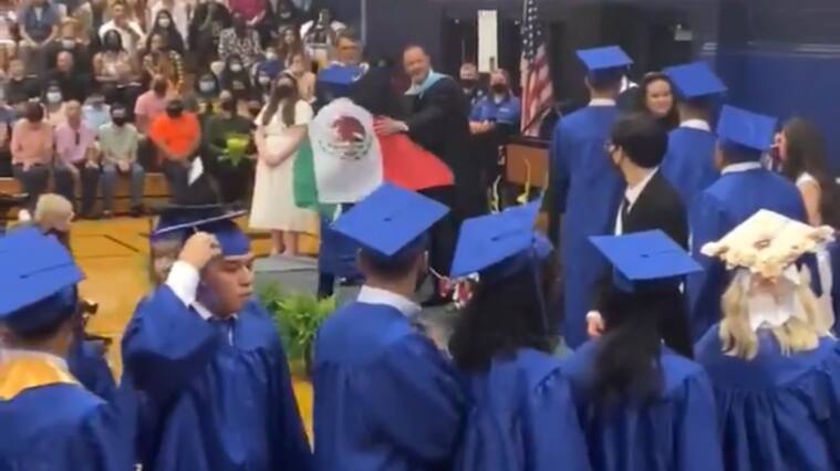Negaron diploma a estudiante por ir vestido con la bandera mexicana