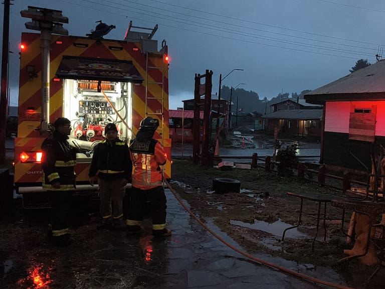 Emergencia en San Juan de la Costa: Desborde de río y remociones en masa dejan personas aisladas y albergadas