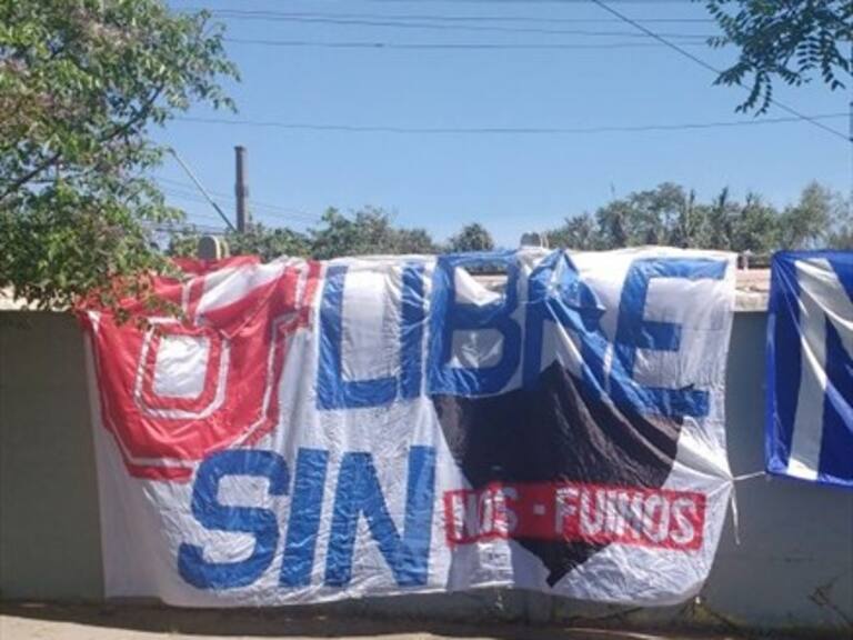 Hinchas arrojaron bandejas de huevos vacías a los jugadores de la U