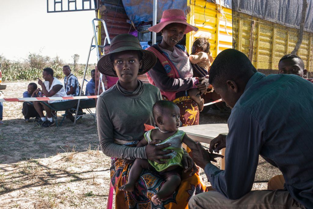 Médicos vacunan contra la tuberculosis en un villa en Madagascar