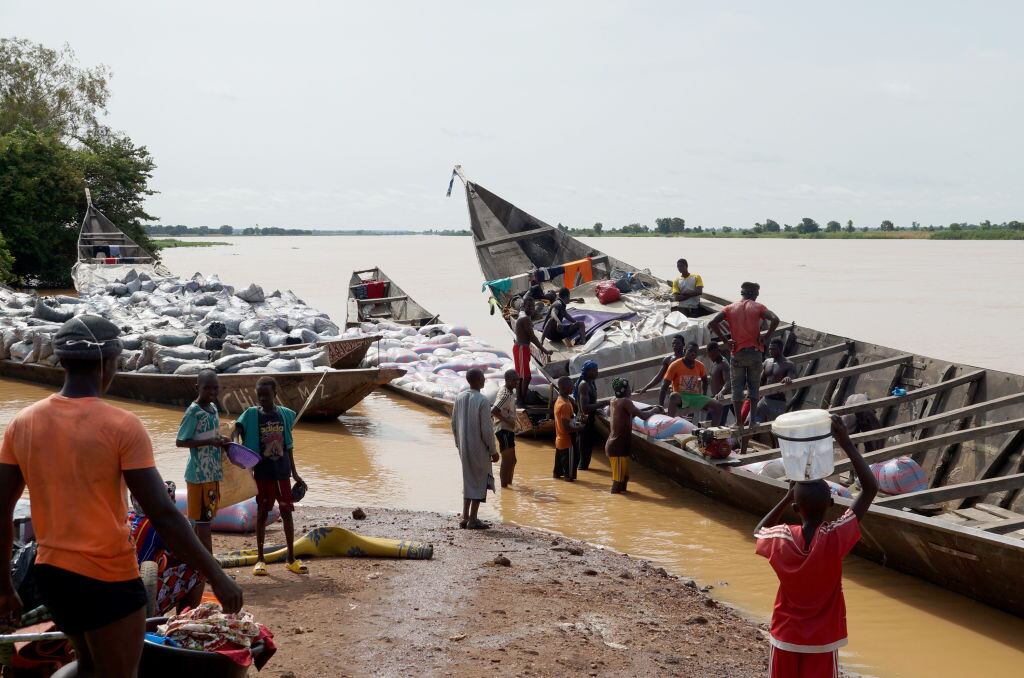Una embarcación liviana lleva mercadería y personas en Nigeria