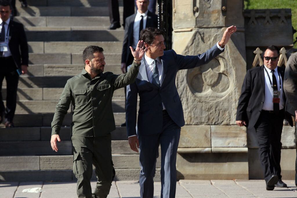 Justin Trudeau y Volodimir Zelenski llegan al Parlamento de Canadá
