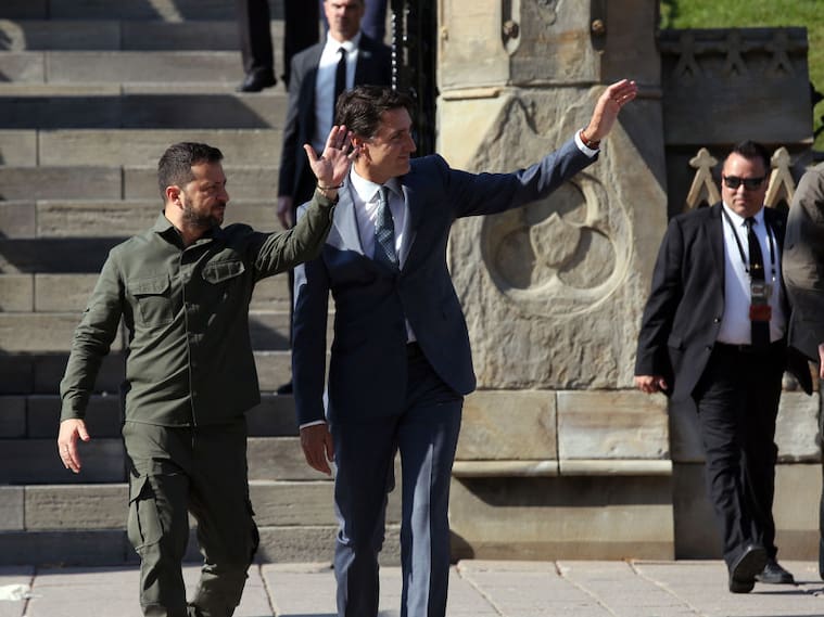 Justin Trudeau y Volodimir Zelenski llegan al Parlamento de Canadá