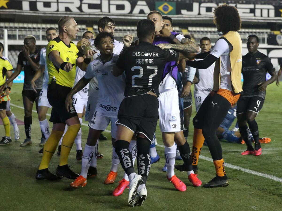A los golpes terminó la llave entre Santos y Liga de Quito por la Copa Libertadores