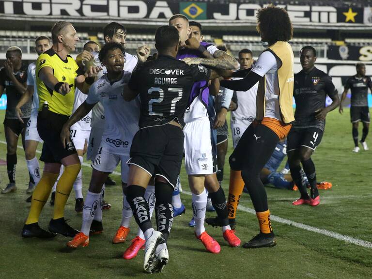 A los golpes terminó la llave entre Santos y Liga de Quito por la Copa Libertadores